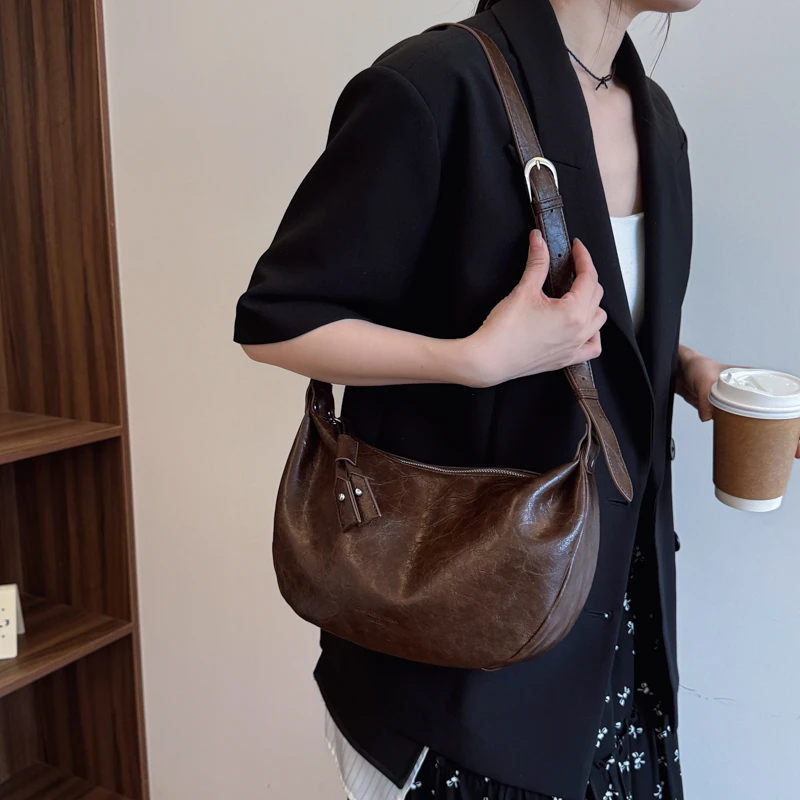 2025新款软皮女包春夏单肩包大容量小众复古通勤腋下包斜挎饺子包