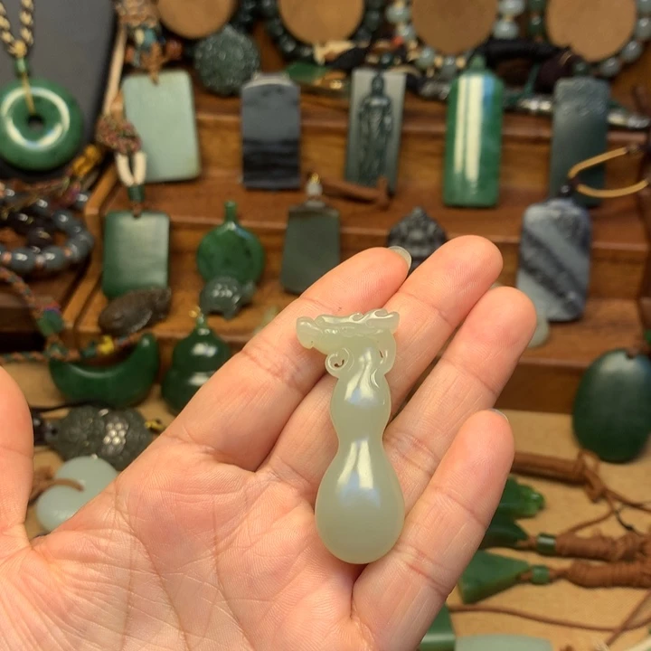 半***烟和田玉未镶嵌颈饰