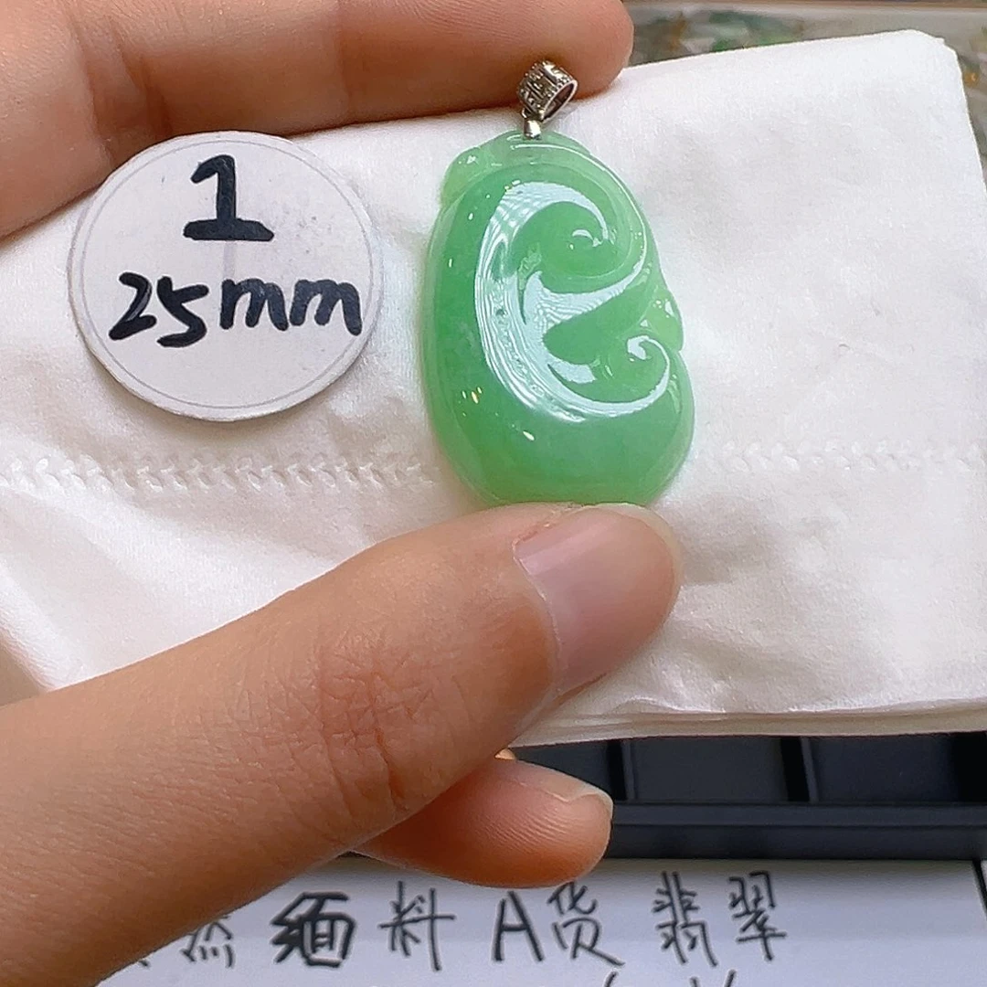 翡翠颈饰18K金镶嵌翡翠