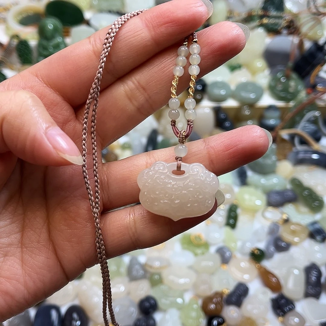 和田玉未镶嵌吊坠(赠链)