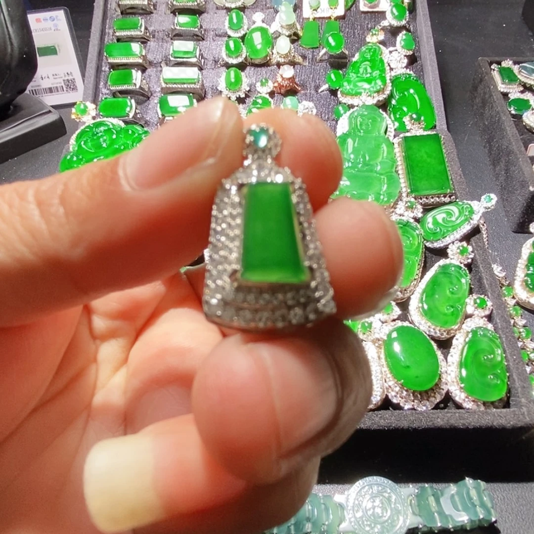 翡翠未镶嵌吊坠(赠链)A货翡翠18