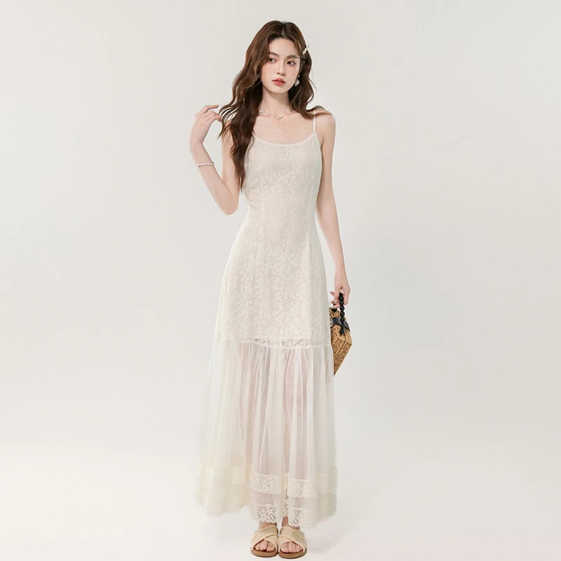 2025夏季新款法式简约度假风蕾丝拼接网纱花边长款吊带连衣裙