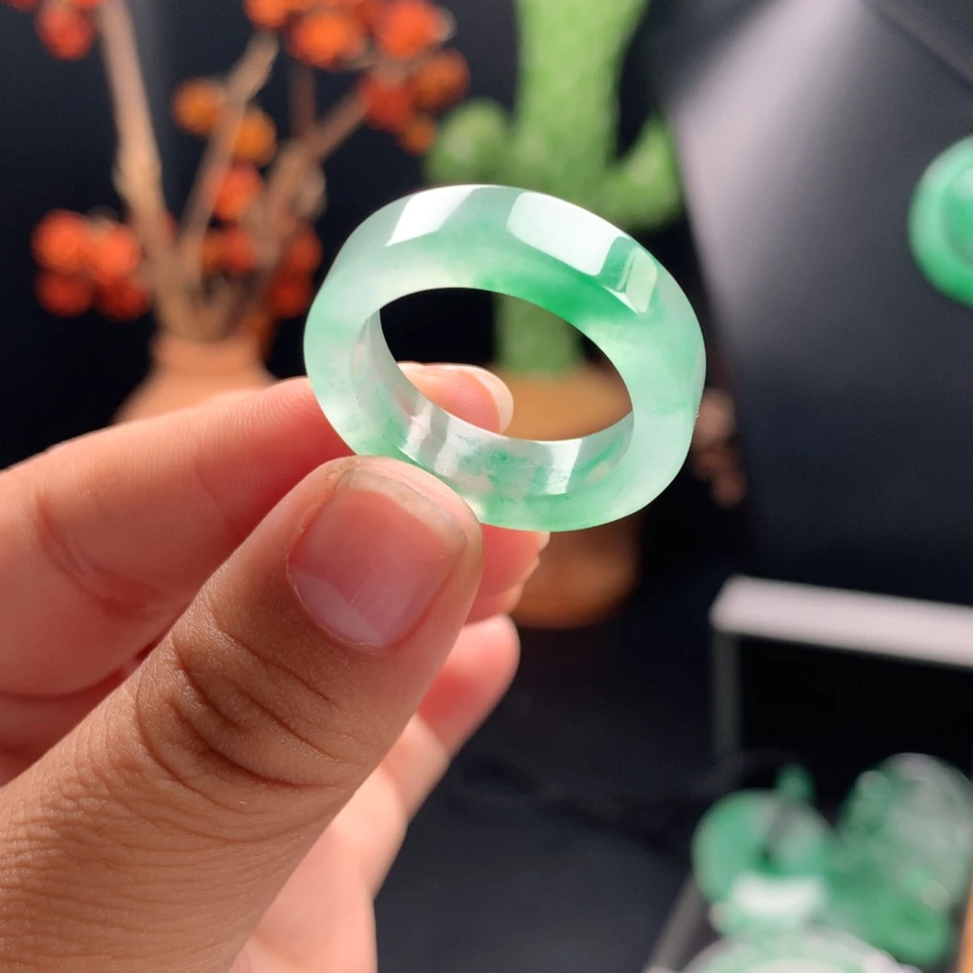 李***宇石英质玉未镶嵌戒指