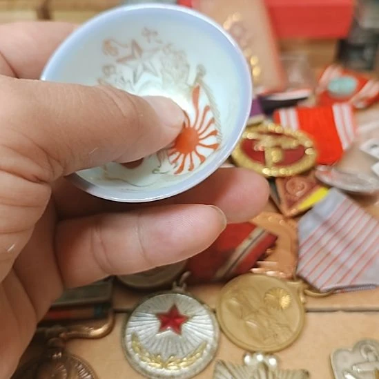 晚***街日本早期的一口杯纪念章