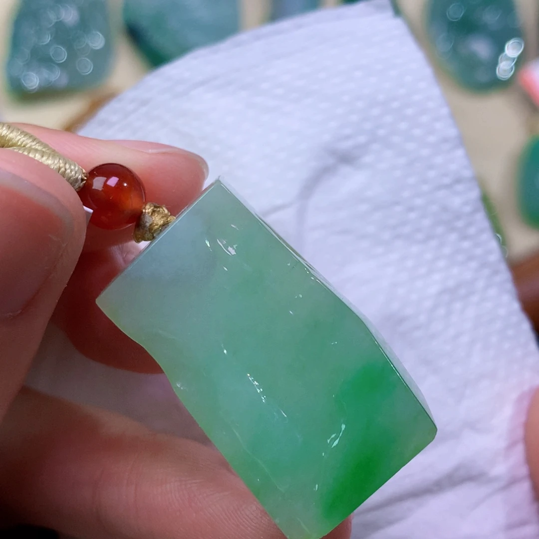 翡翠未镶嵌吊坠(赠链) 8880