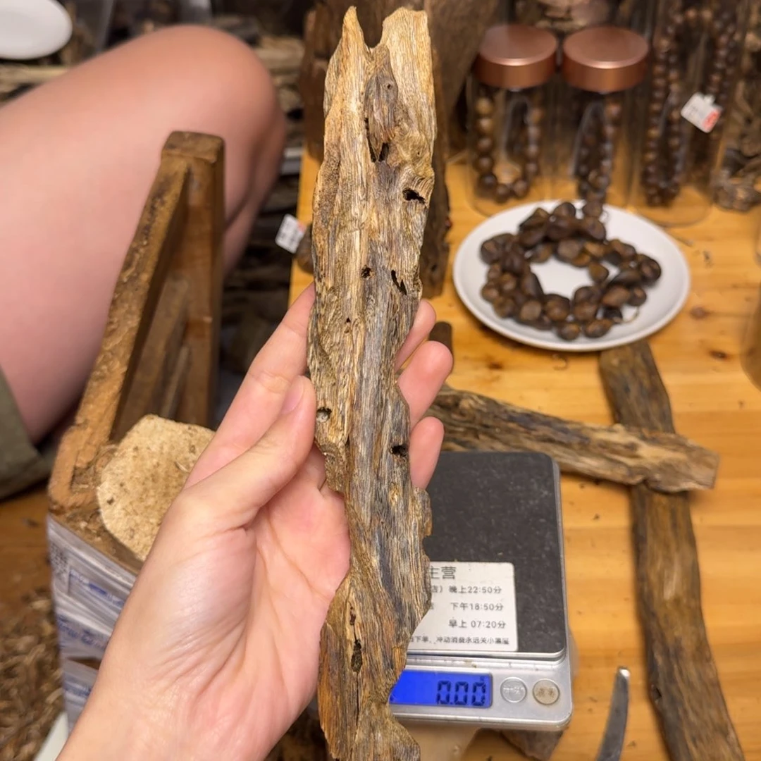 沉香碎屑沉香蓝宝石块料33克