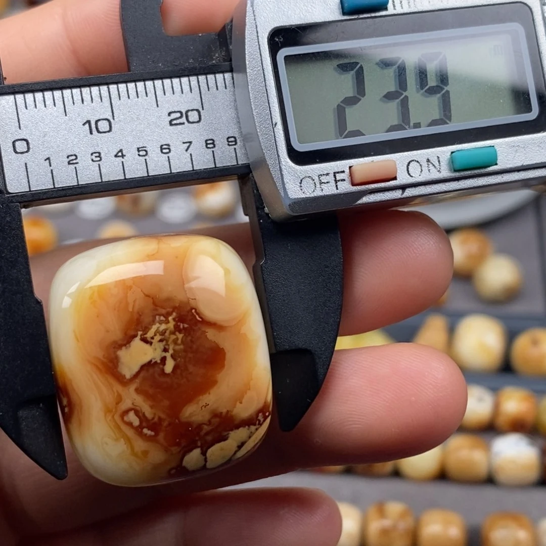 裸石琥珀未镶嵌牌子