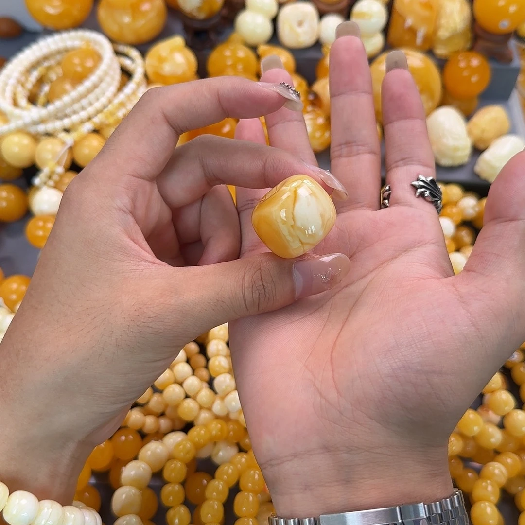 蜜蜡未镶嵌珠宝奇石