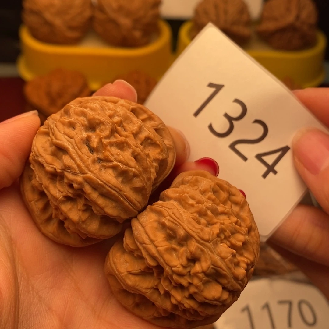 桃核把件白狮子43……