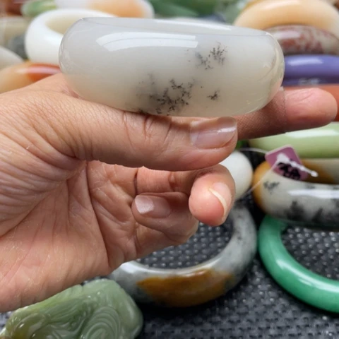 石英岩玉未镶嵌手镯