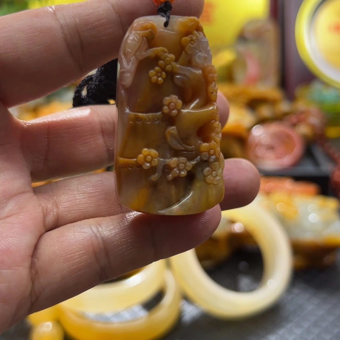 颈饰未镶嵌石英质玉