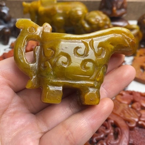 蛇纹石玉未镶嵌颈饰