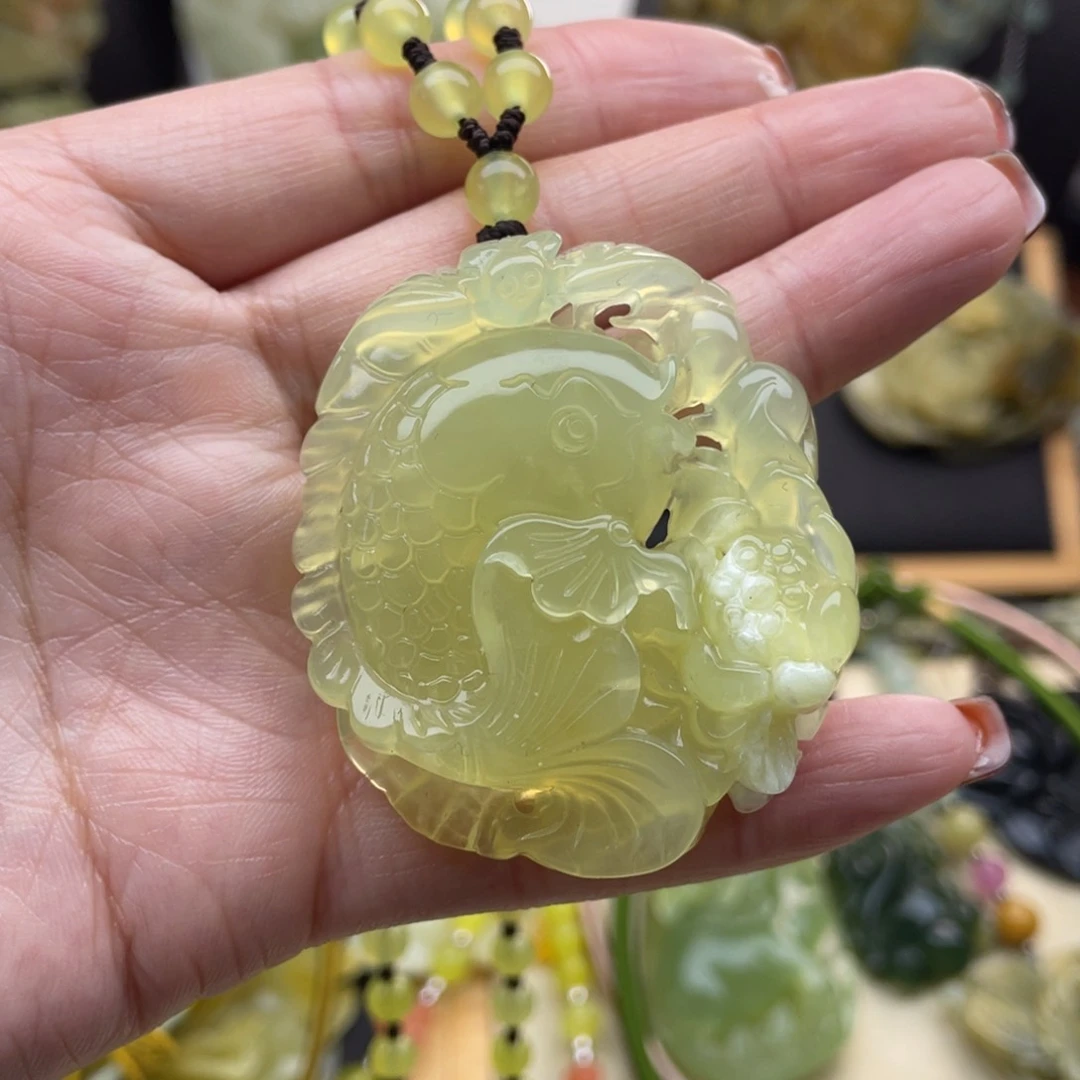 蛇纹石玉颈饰未镶嵌