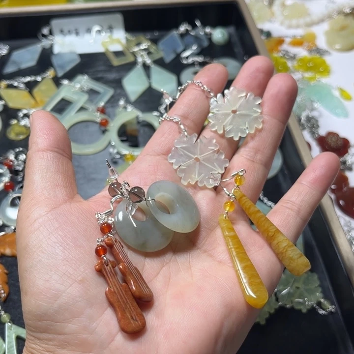 蛇纹石玉合金耳饰