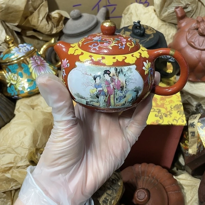 茶壶紫砂原矿泥料，手工制作的一把紫砂壶。