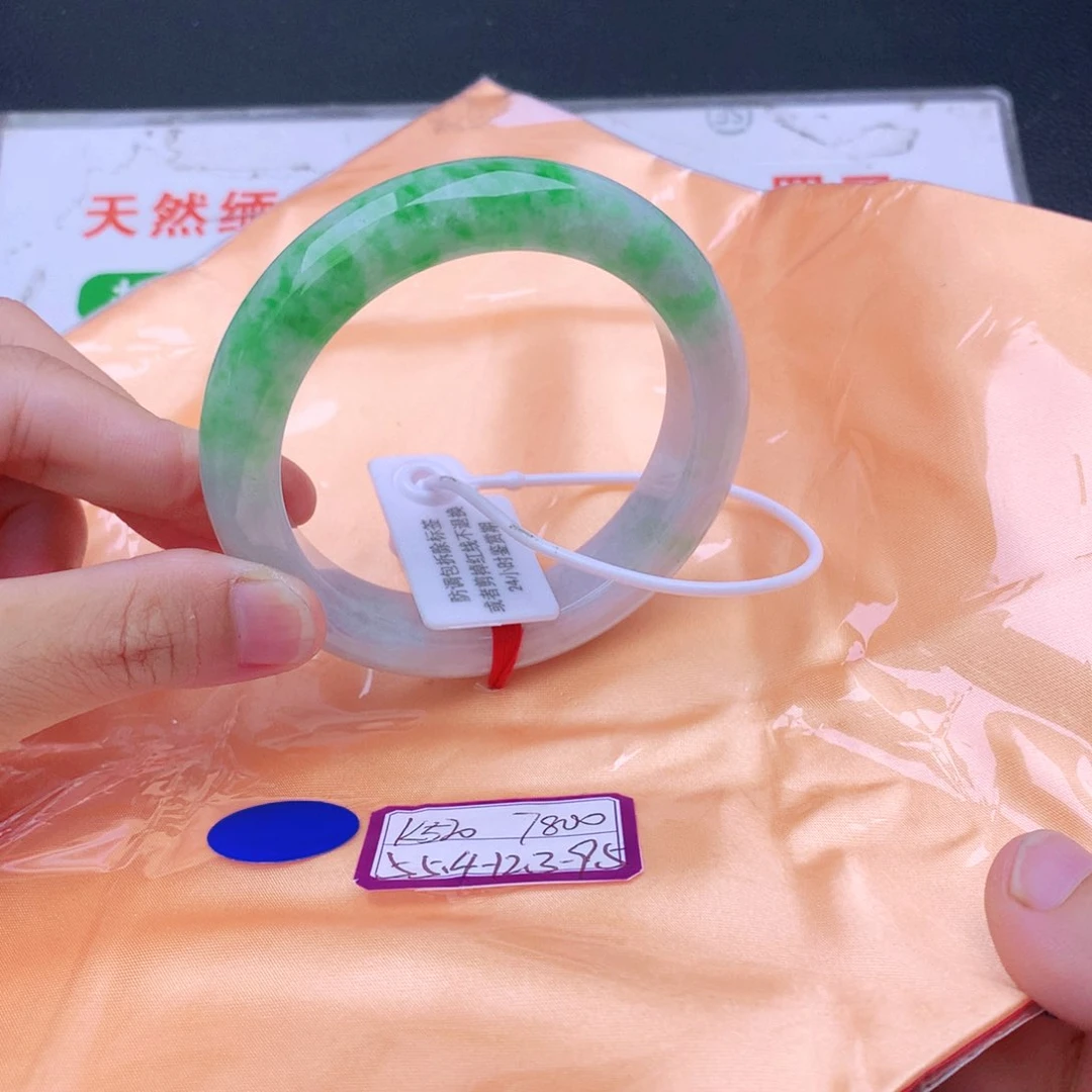 翡翠手镯未镶嵌翡翠