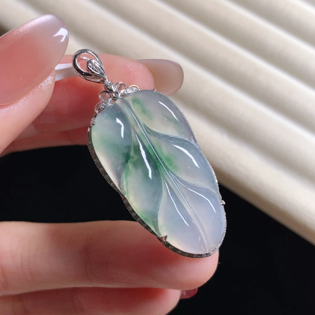 翡翠颈饰18K金镶嵌叶子