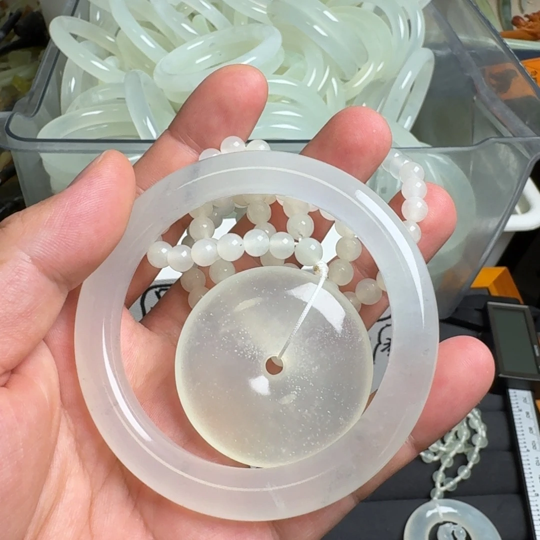 钟***卿未镶嵌蛇纹石玉手镯