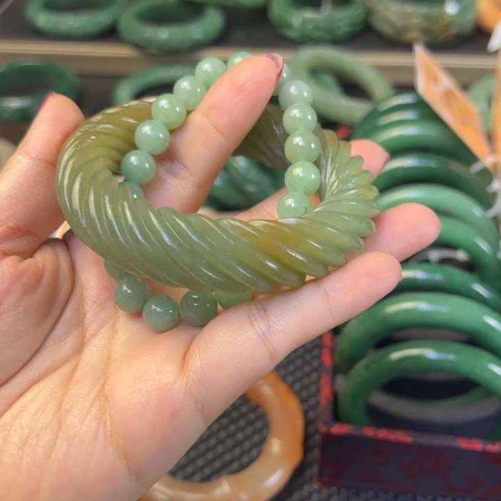 豆****石英质玉未镶嵌手镯