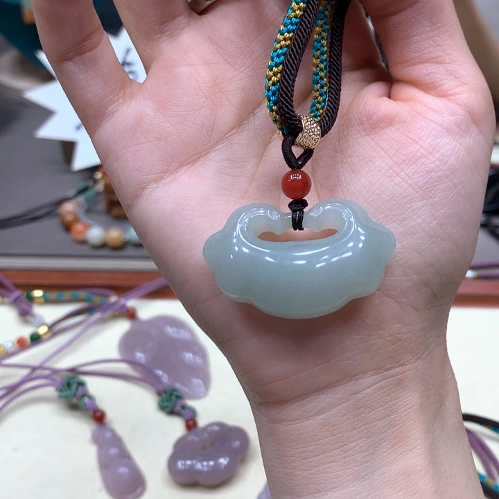 石英质玉颈饰合金