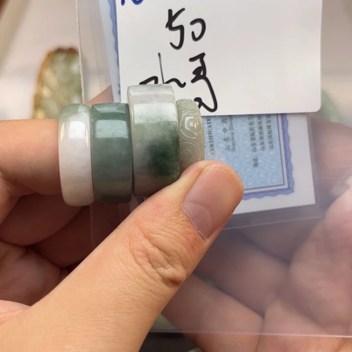 翡翠戒指未镶嵌水*?