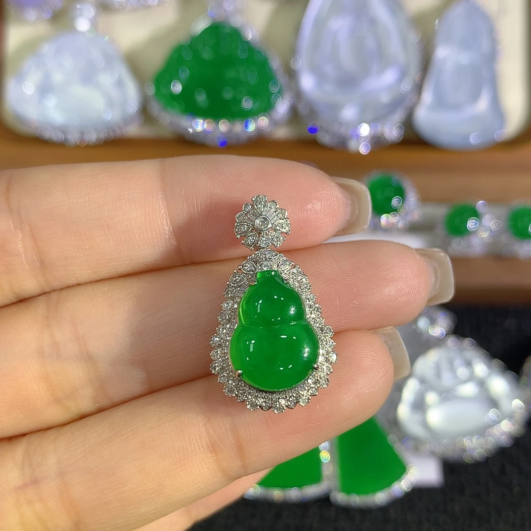 猫***暖翡翠18K金镶嵌颈饰葫芦