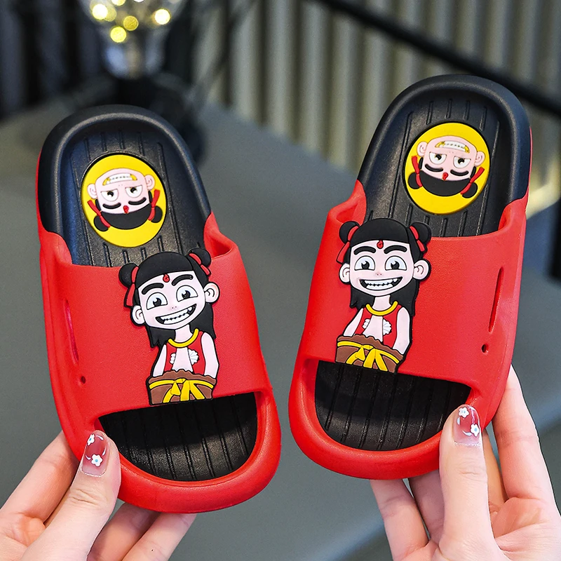 【2025新款】儿童可爱卡通哪吒拖鞋春夏透气软底防滑浴室时尚凉拖鞋