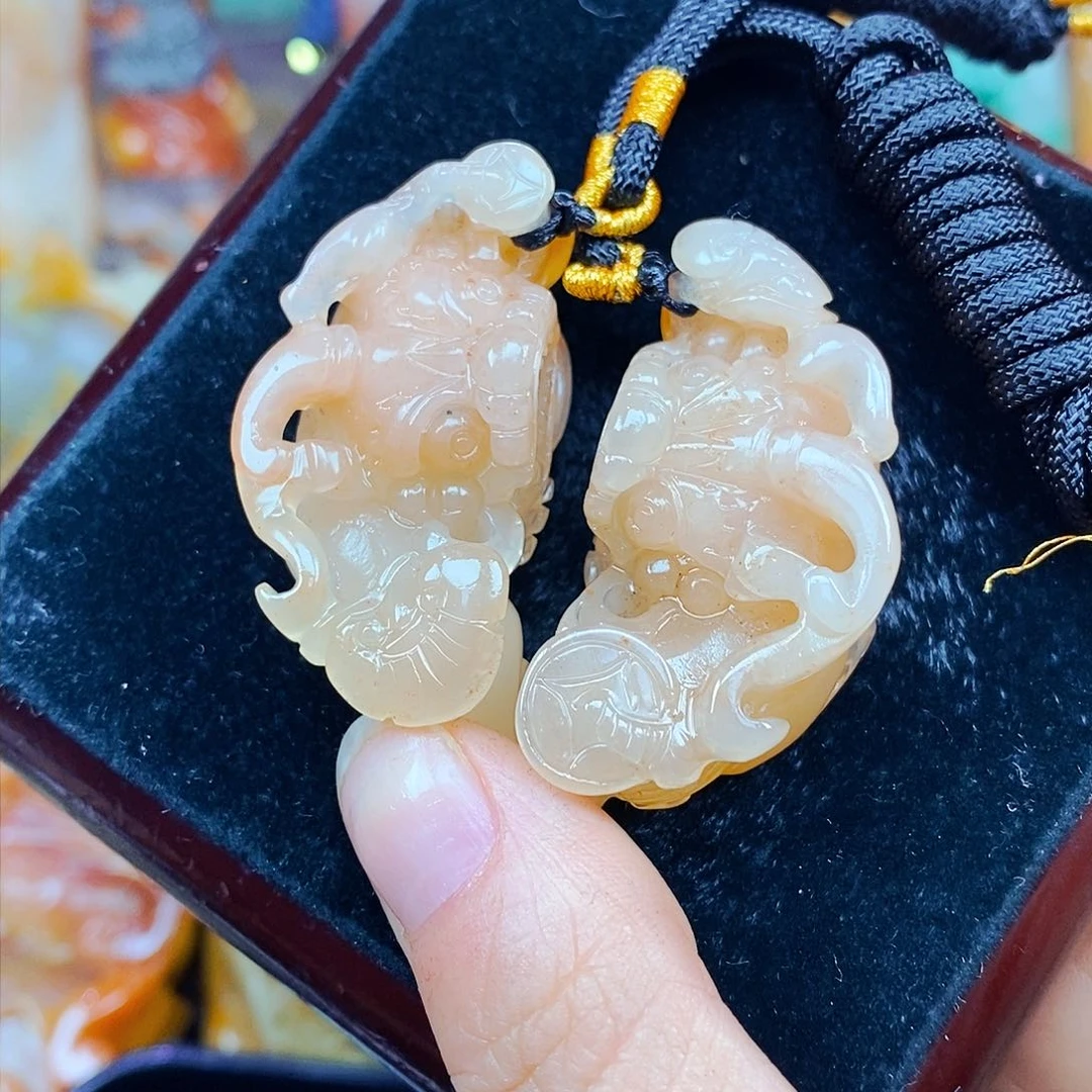 石英质玉（黄龙玉）未镶嵌颈饰