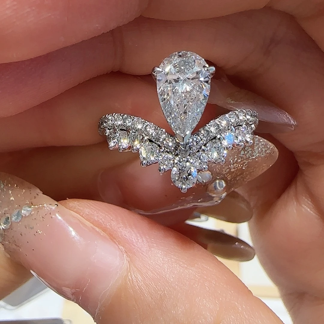 铂Pt950镶嵌实验室培育钻石一卡双层皇冠水滴