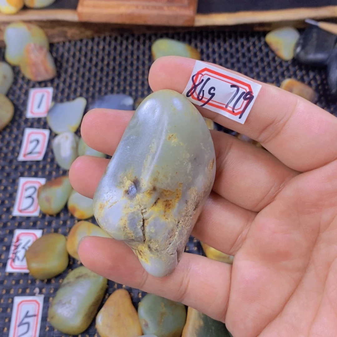 颈饰未镶嵌和田玉（糖玉）