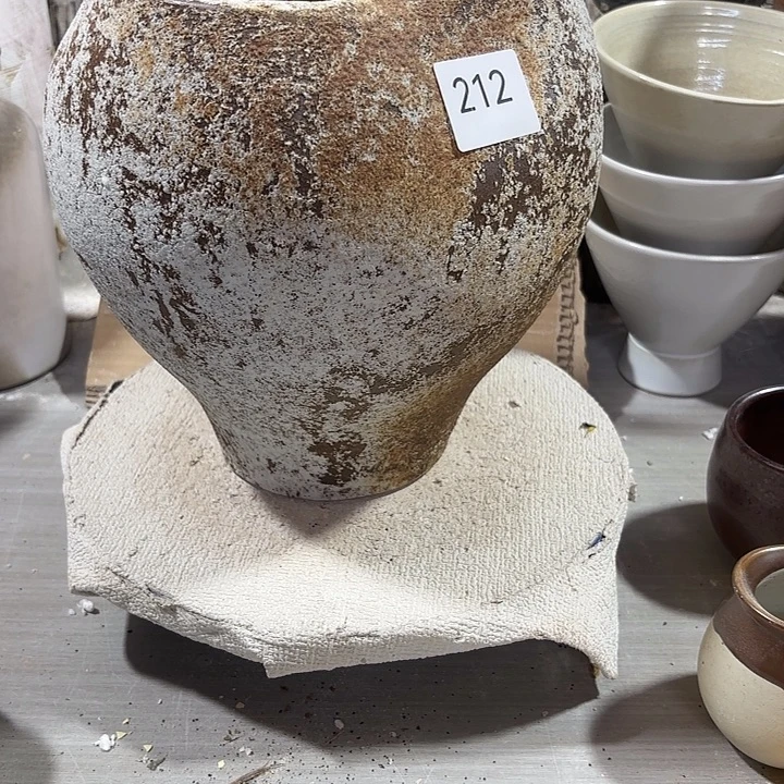 陶摆件高23，口15，有孔212