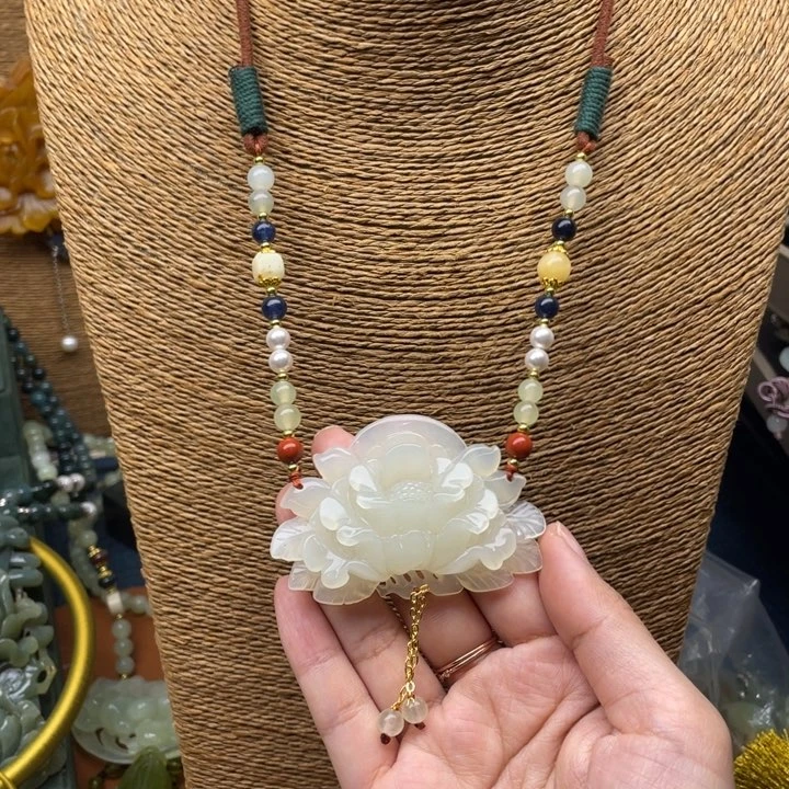 蛇纹石玉吊坠合金