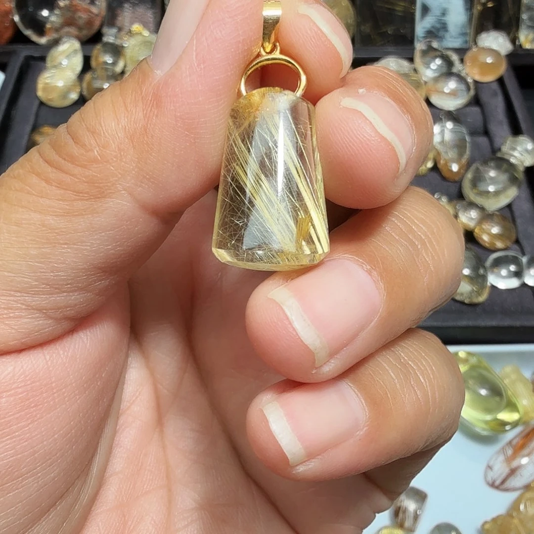 陌****颈饰水晶未镶嵌水晶