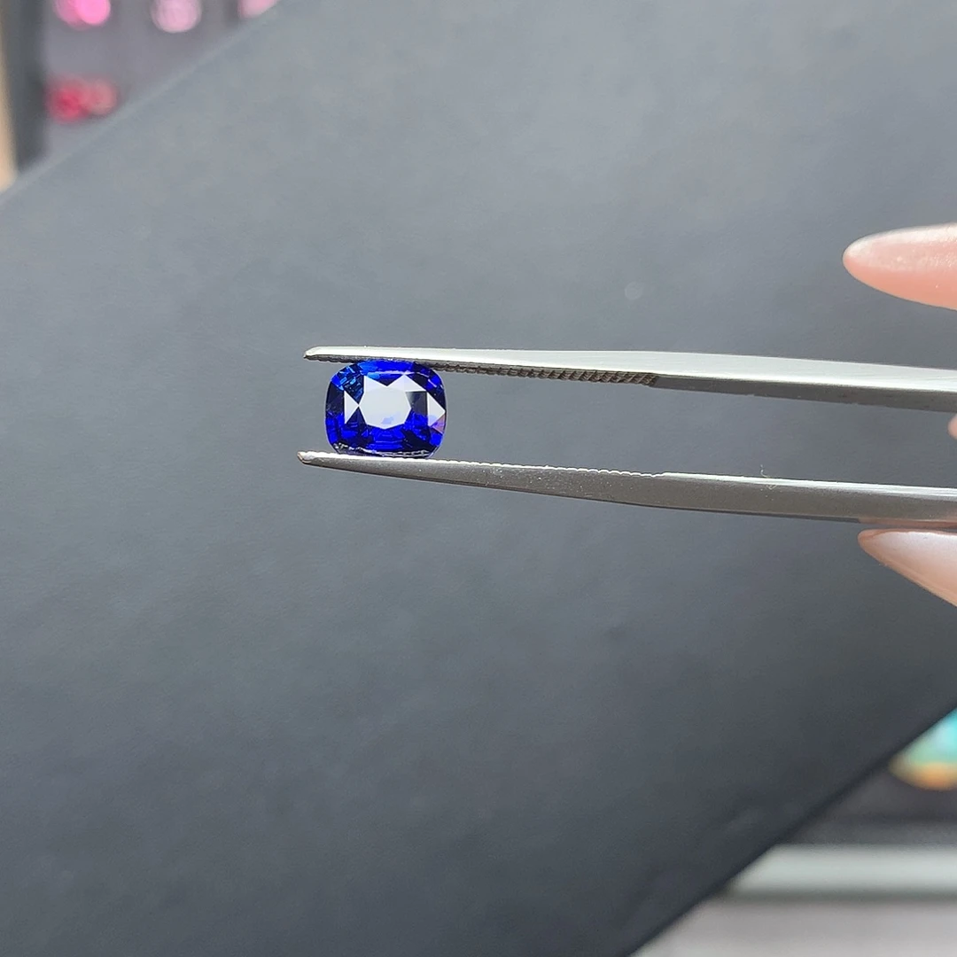 蓝宝石裸石1.29克拉皇家蓝