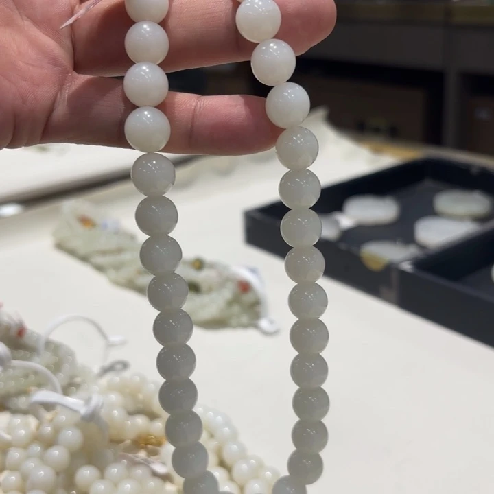 和田玉（白玉）合金颈饰新疆和田白玉多样性发一