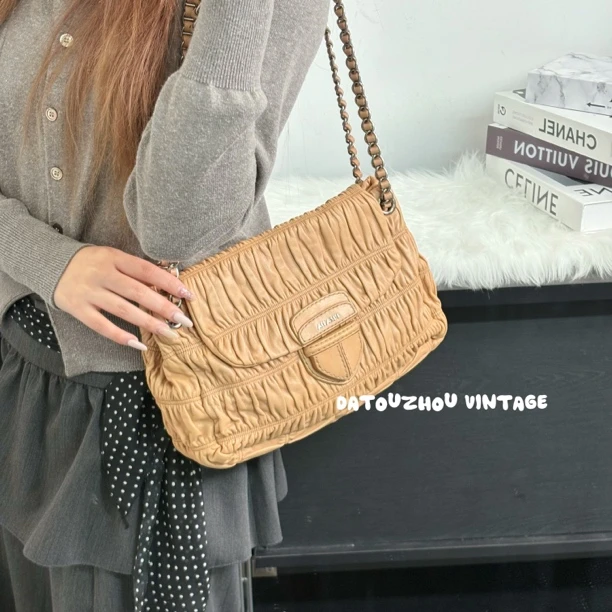 95新 Prada/普拉达 奶茶色猪鼻扣褶皱流浪斜挎包qy
