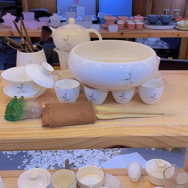 纯白的天空下的天空是一片蓝海