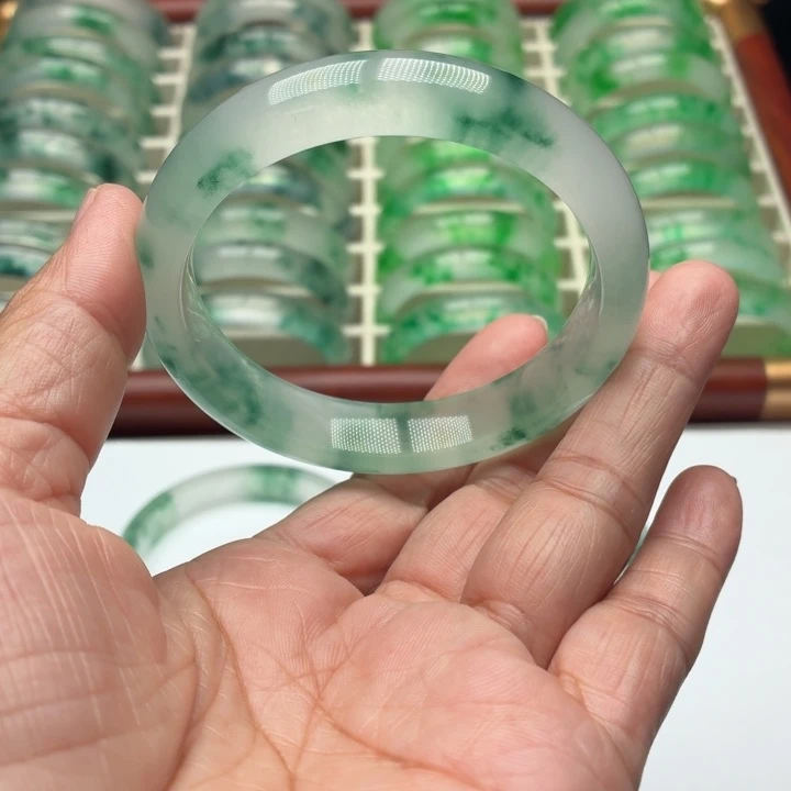 衡***姐石英质玉未镶嵌手镯