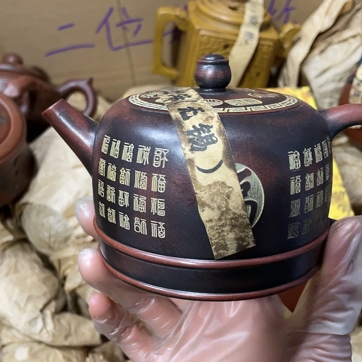 紫砂茶壶原矿泥料，手工制作一把紫砂壶。
