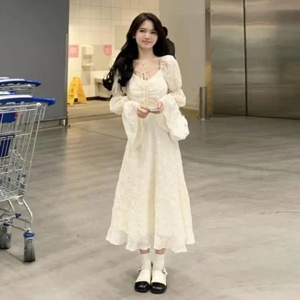 赫本风法式长裙秋装2024新款设计感很仙的收腰显瘦长袖连衣裙子女
