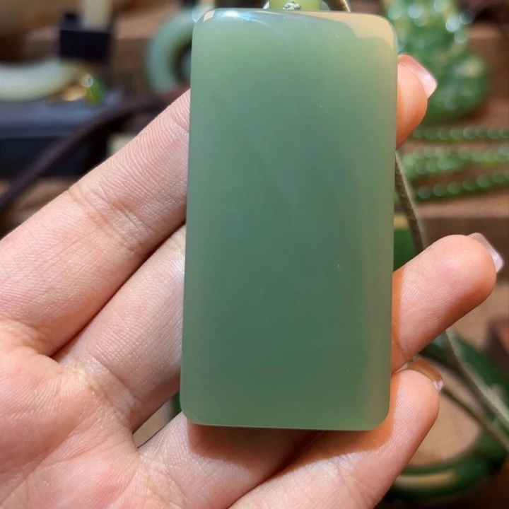 颈饰未镶嵌和田玉（碧玉）