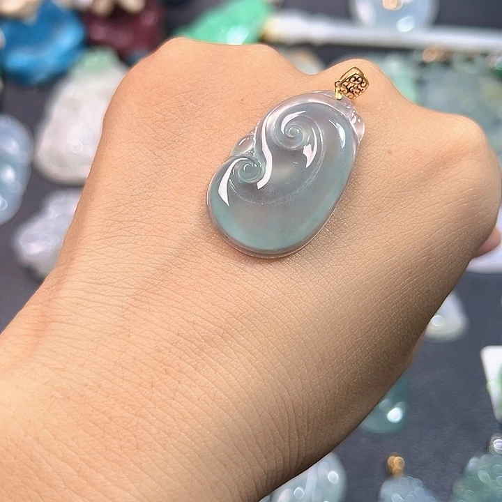 翡翠18K金镶嵌颈饰如意