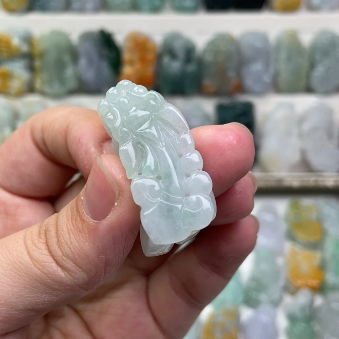 翡翠吊坠(赠链)未镶嵌