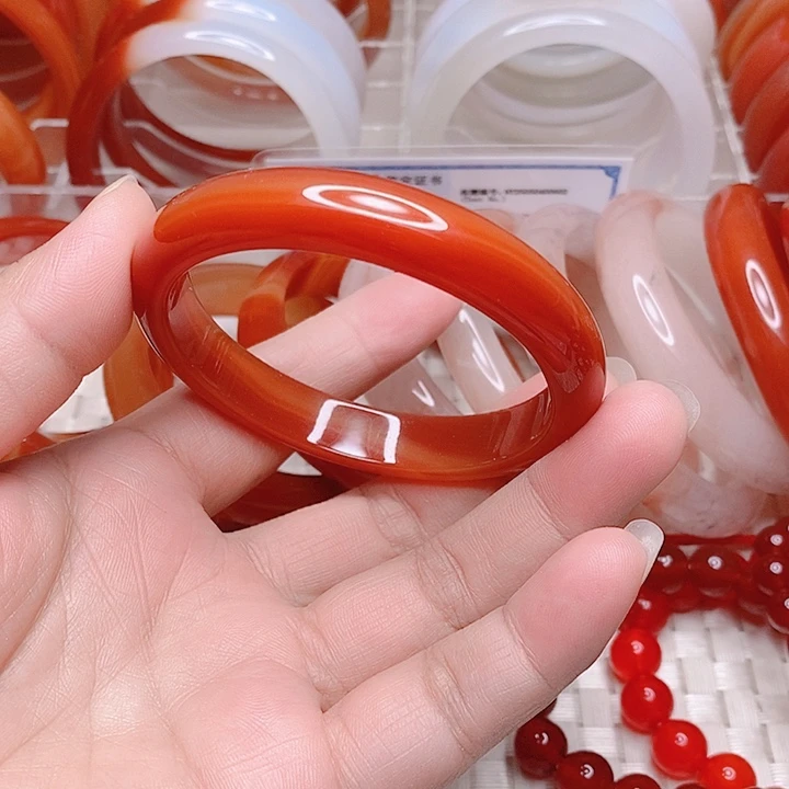 玛瑙/玉髓手镯未镶嵌依**我