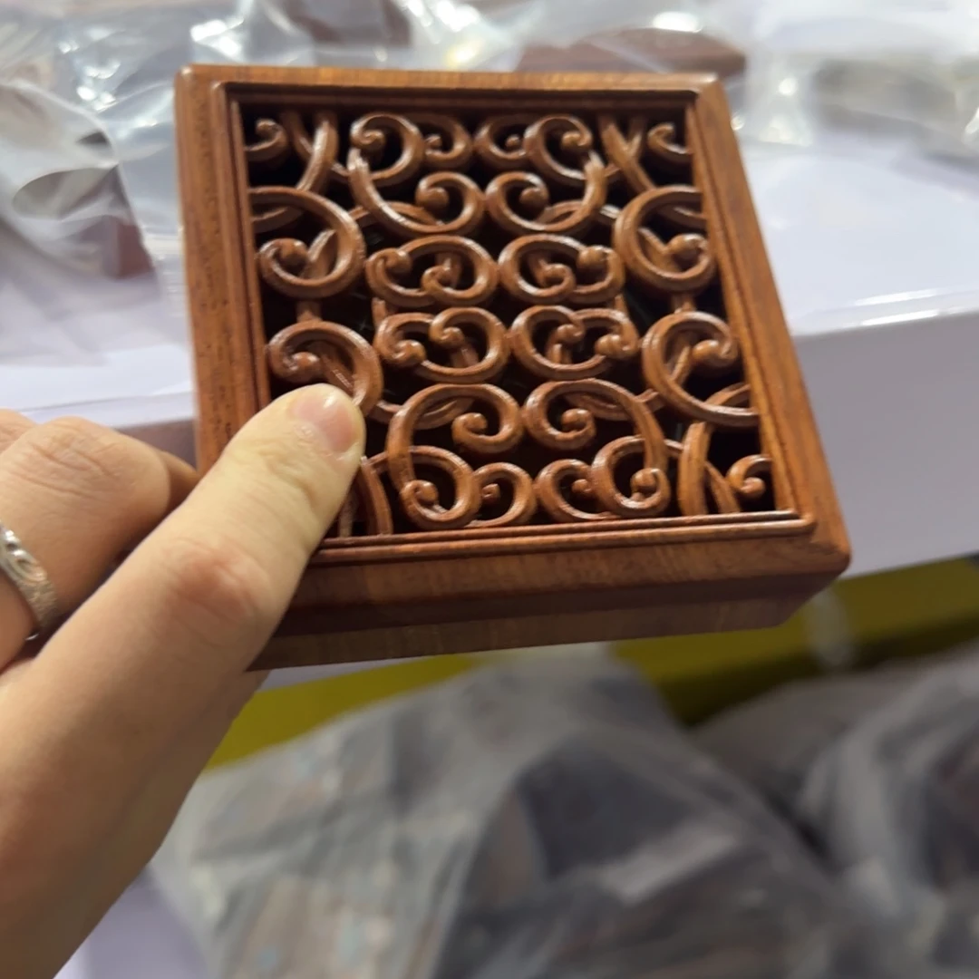 紫檀木类端景台缅花香盒