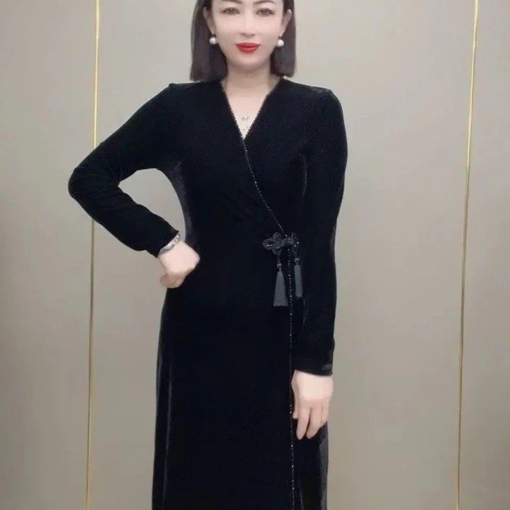 2025秋季新款时尚丝绒连衣裙v领盘扣气质百搭减龄妈妈装