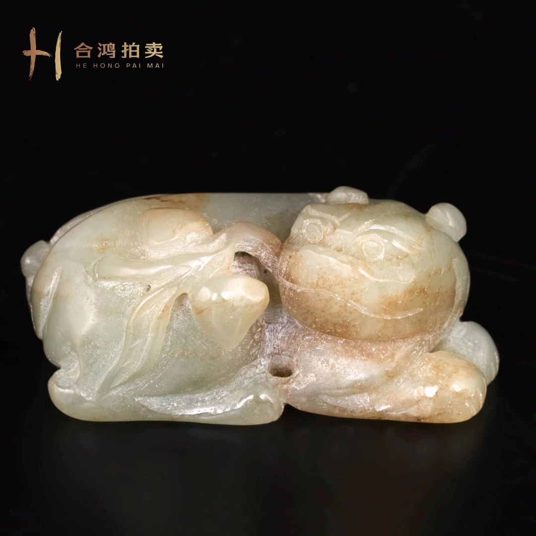 B097 清代 青白玉圆雕瑞兽衔灵芝把件