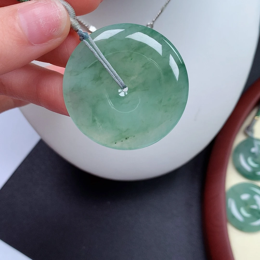 翡翠颈饰未镶嵌平安扣