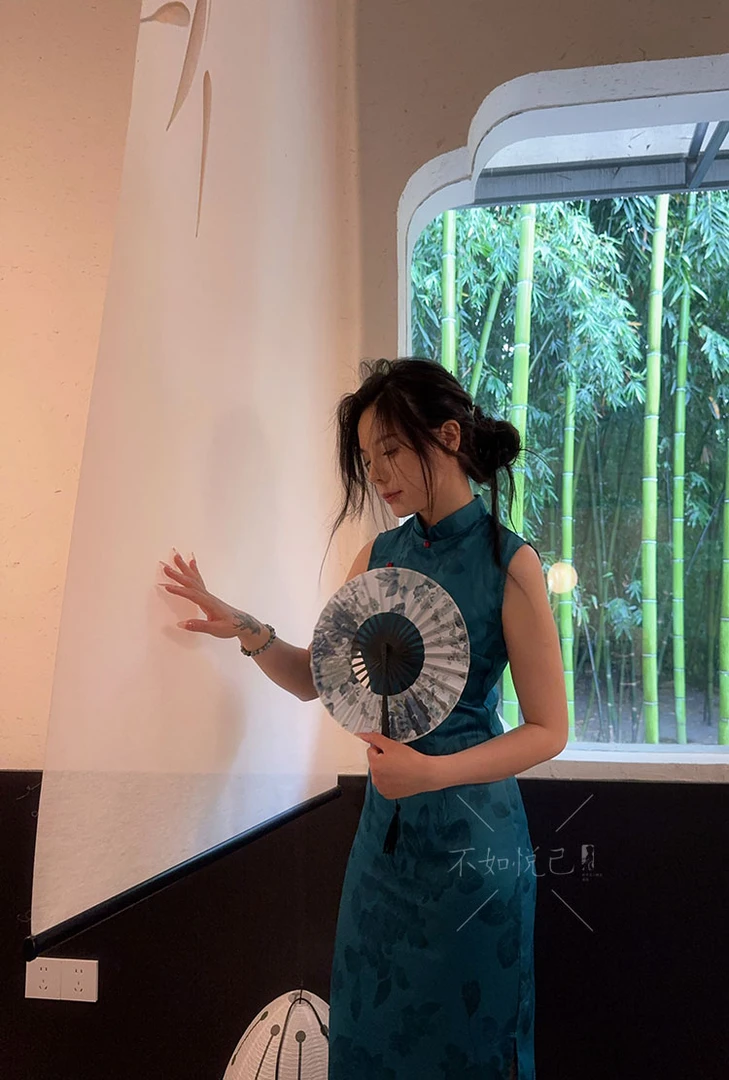 孔雀蓝绿显白新中式港工提花缎面旗袍国风立领盘扣修身显瘦连衣裙