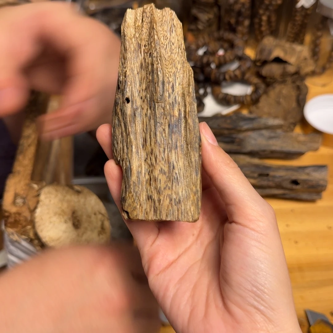 沉香沉香碎屑蓝宝石块料42克